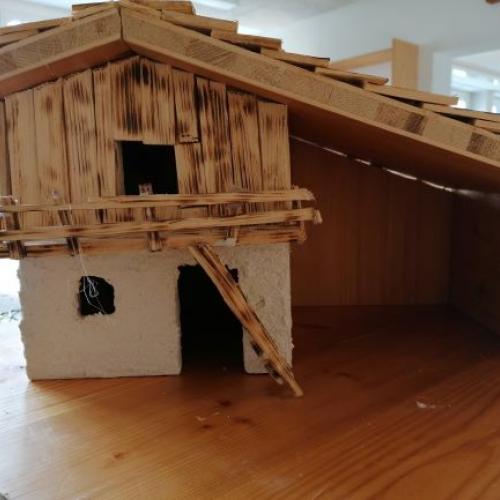 selbstgebaute Krippe in Arbeit auf eine Holzplatte 