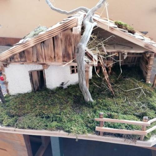 fertige, selbstgebaute Schülerkrippe auf Moos