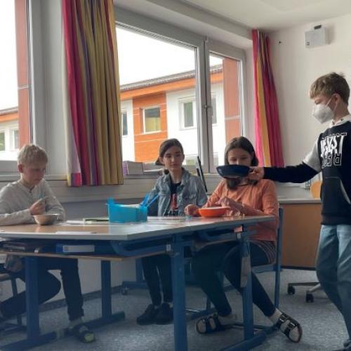 Schülerinnen und Schüler im Restaurant - Englischunterricht 1 
