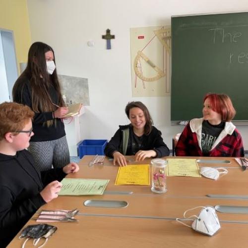 Schülerinnen und Schüler im Restaurant - Englischunterricht 4