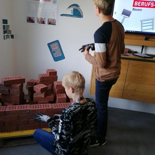 Schüler beim Mauern einer Wand