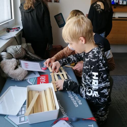 Schüler beim Arbeiten mit Eisstielen 