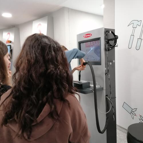 Schülerinnen beim Ausprobieren einer VR-Brille