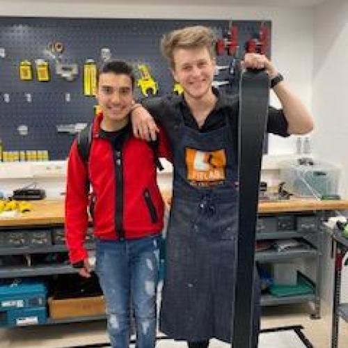 Schüler mit einem Schüler der Berufsschule
