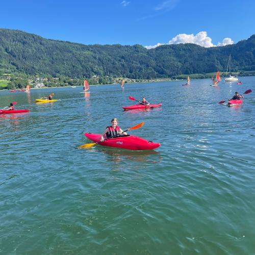 SchülerInnen beim Segeln am Ossiacher See