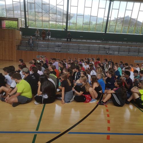 die gesamte Schule in der Sporthalle am Sporttag