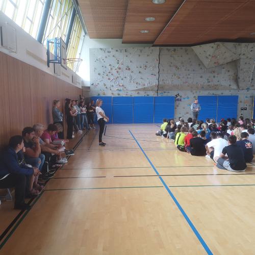 SchülerInnen und Lehrpersonal in der Sporthalle