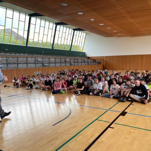 Herr Direktor und alle SchülerInnen der Schule in der Sporthalle