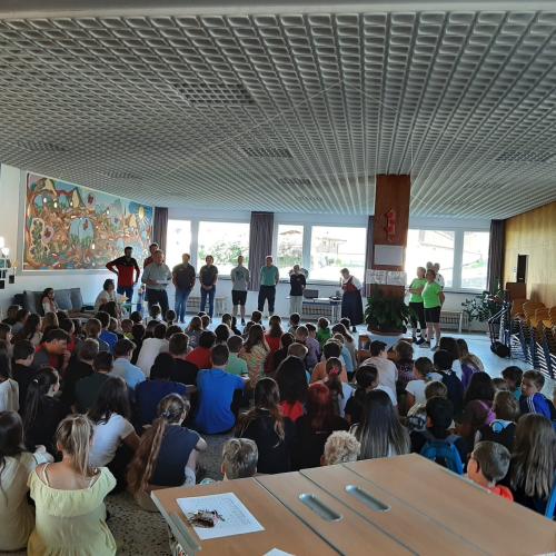 Schülerinnen und Schüler beim Tag der Vereine in der Aula