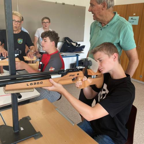 Schüler probiert das Gewehr der Schützengilde aus 