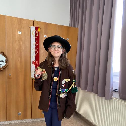 Schülerin mit der Tracht der Schützenkompanie