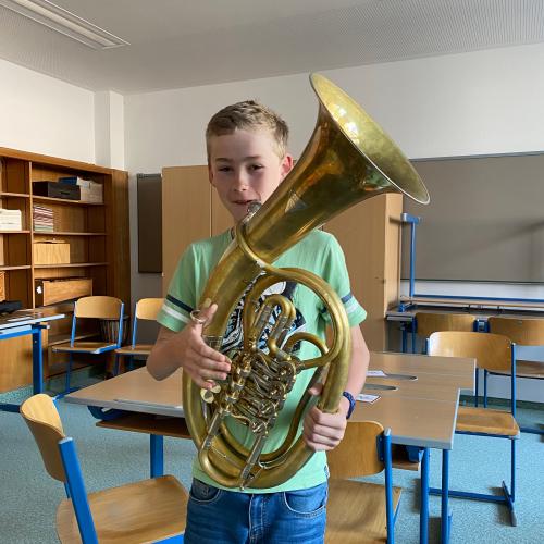 Schüler probiert das Tenorhorn der BMK Aschau
