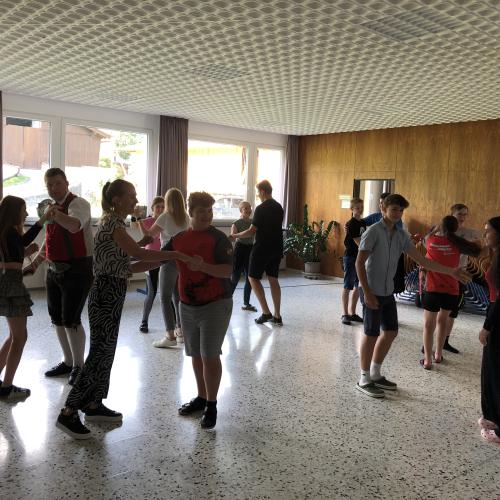 SchülerInnen bei den Plattlern in der Aula 