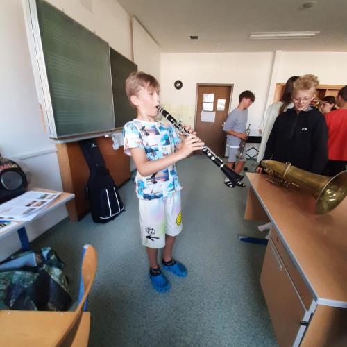 Schüler probiert eine Klarinette der BMK Aschau aus 
