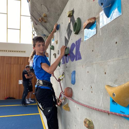 Schüler an der Kletterwand