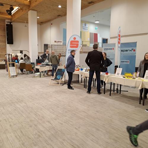 verschiedene Stände der 1. Brixentaler Lehrlingsmesse 2022