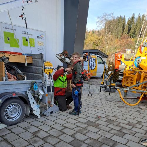 Schüler beim Stand der Forstbetriebe 