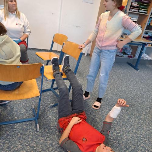 Schülerinnen und Schüler bei der Station "Basismaßnahmen"