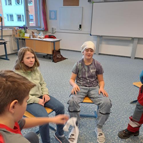 Schüler mit einem Kopfverband 