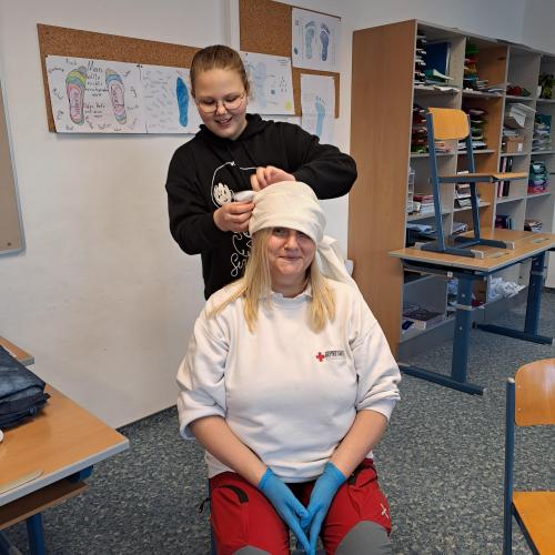 Schülerin beim Üben eines Kopfverbandes 