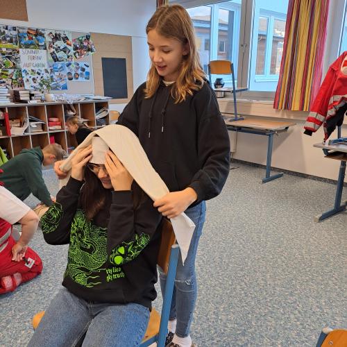 Schülerinnen beim Üben eines Kopfverbandes