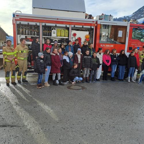 Gruppenfoto der 2. Klassen mit der Feuerwehr