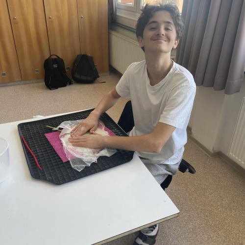 Schüler beim Nassfilzen