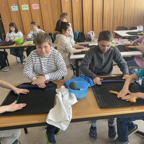 Schüler und Schülerinnen beim Nassfilzen