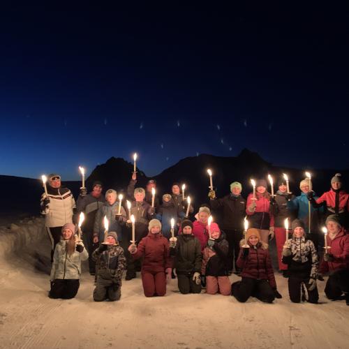 2. Klassen bei der Fackelwanderung in der Wintersportwoche