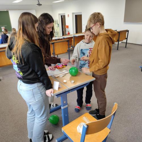 Schüler bei einer Physik-Station