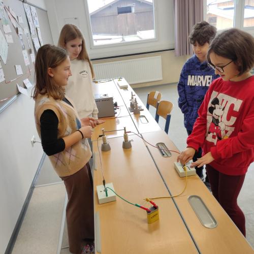 Schülerin und Schüler bei der Physik-Station