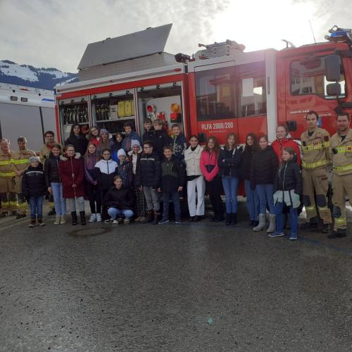Gruppenfoto mit der Feuerwehr 