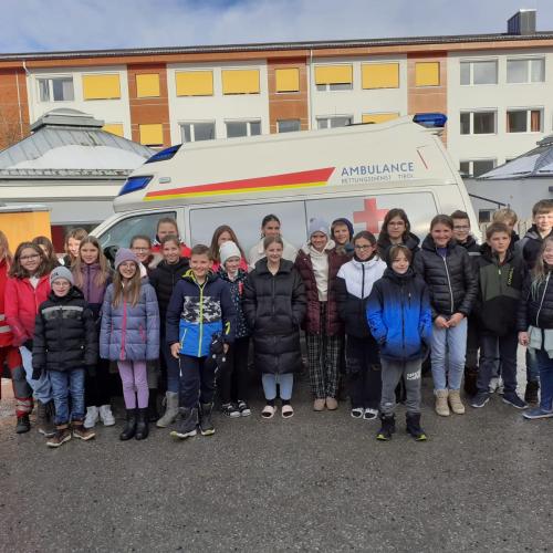 Gruppenfoto der 2. Klassen mit der Rettung