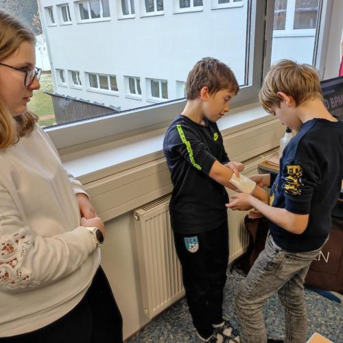 Schülerinnen und Schüler bei der Erste-Hilfe-Station