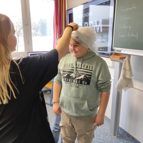 Schüler bei der Erste-Hilfe-Station