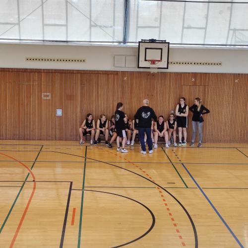 Besprechung vor dem Spiel, Basketball der Mädchen 2023 