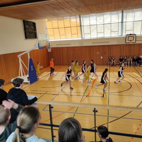 Schülerinnen beim Spielen, Basketball Landesmeisterschaft 2023