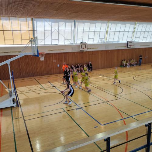 Schülerinnen beim Korbwerfen, Basketball Landesmeisterschaft 2023