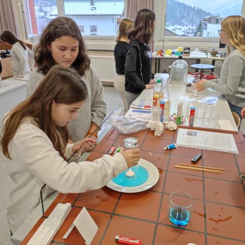 Schülerinnen bei einer Physik-Station