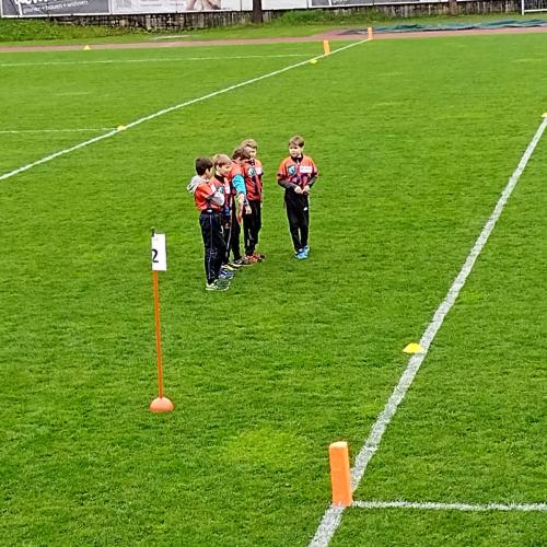 Schüler auf dem Flagfootball-Feld 