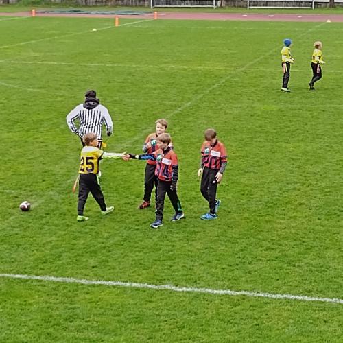 Schüler beim Flagfootball am Sportplatz