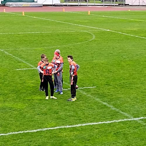 Schülergruppe am Sportplatz 
