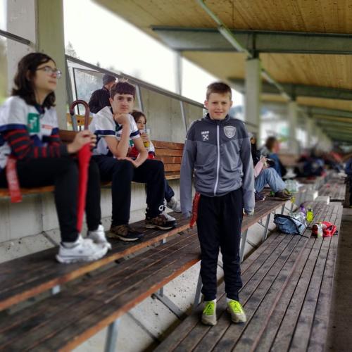 Schüler auf der Tribüne beim Flagfootball-Turnier