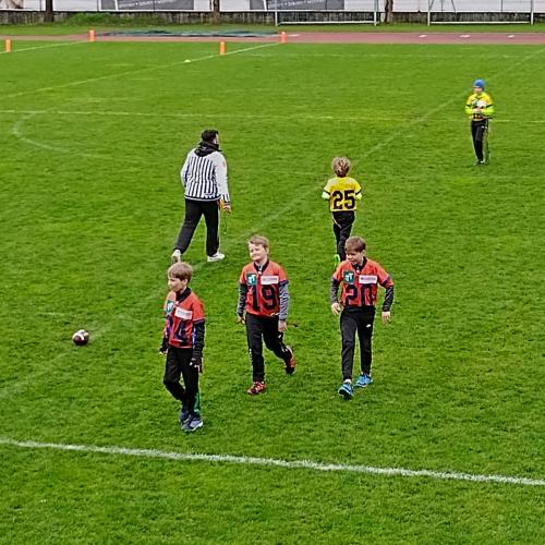 Schüler am Flagfootbal-Feld
