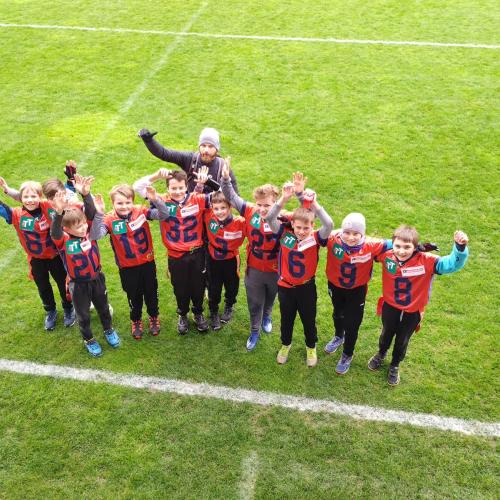 Schüler und Lehrer freuen sich beim Flagfootball-Turnier