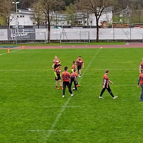 Schüler beim Flagfootball-Spiel