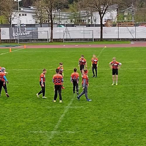 Schüler beim Flagfootball-Spiel