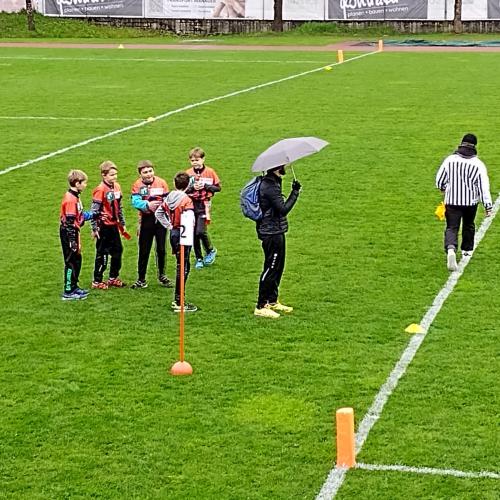 Schüler und Trainer am Flagfootballfeld