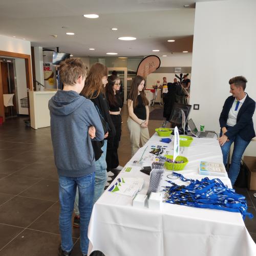 Schüler:innen am Stand der Firma "Eurotours" 