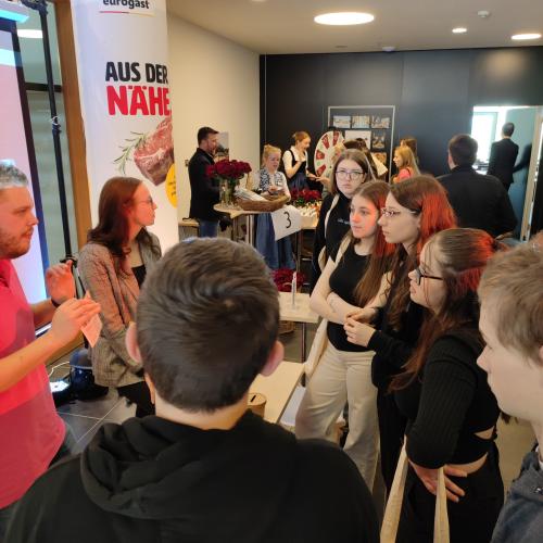Schüler:innen am Stand der Firma "Eurogast" 